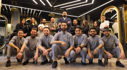 فريق عمل صالون شاد للرجال في محافظة القاهرة، EG، مستعد لاستقبال العملاء بابتسامة.