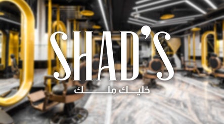 ديكور داخلي لصالون Shad's Men's Salon في محافظة القاهرة، EG ببريق ذهبي وإضاءة حديثة.