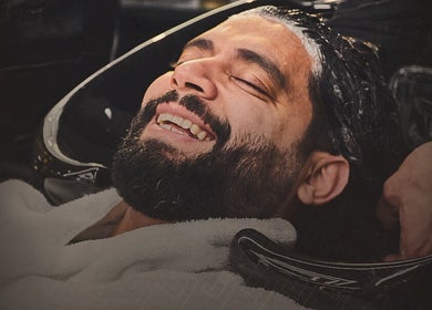 رجل مستمتع بغسل شعره في Shad's Men's Salon في محافظة القاهرة، محافظة القاهرة، EG.