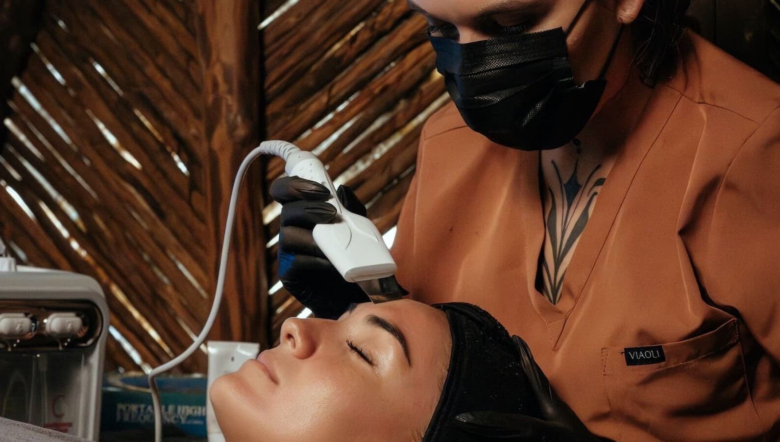 Tratamiento facial en Oceanik Balance, Tulum, Quintana Roo, MX. Relajación y cuidado de la piel en un entorno sereno.
