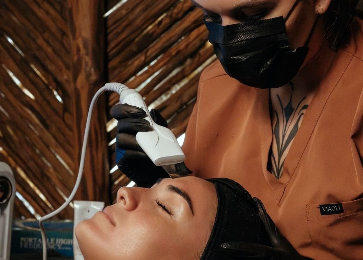 Tratamiento facial en Oceanik Balance, Tulum, Quintana Roo, MX. Relajación y cuidado de la piel en un entorno sereno.