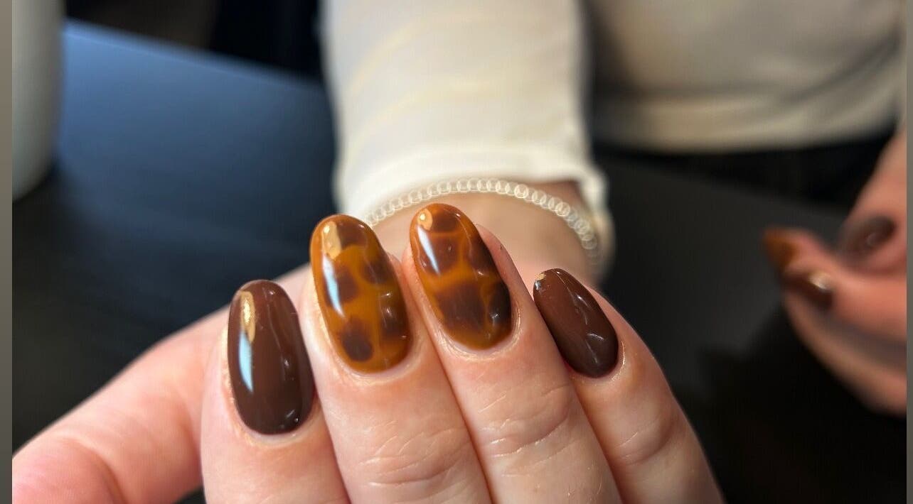 Brown tortoiseshell nail art at Femme Lounge, South Lanarkshire, Scotland, GB.