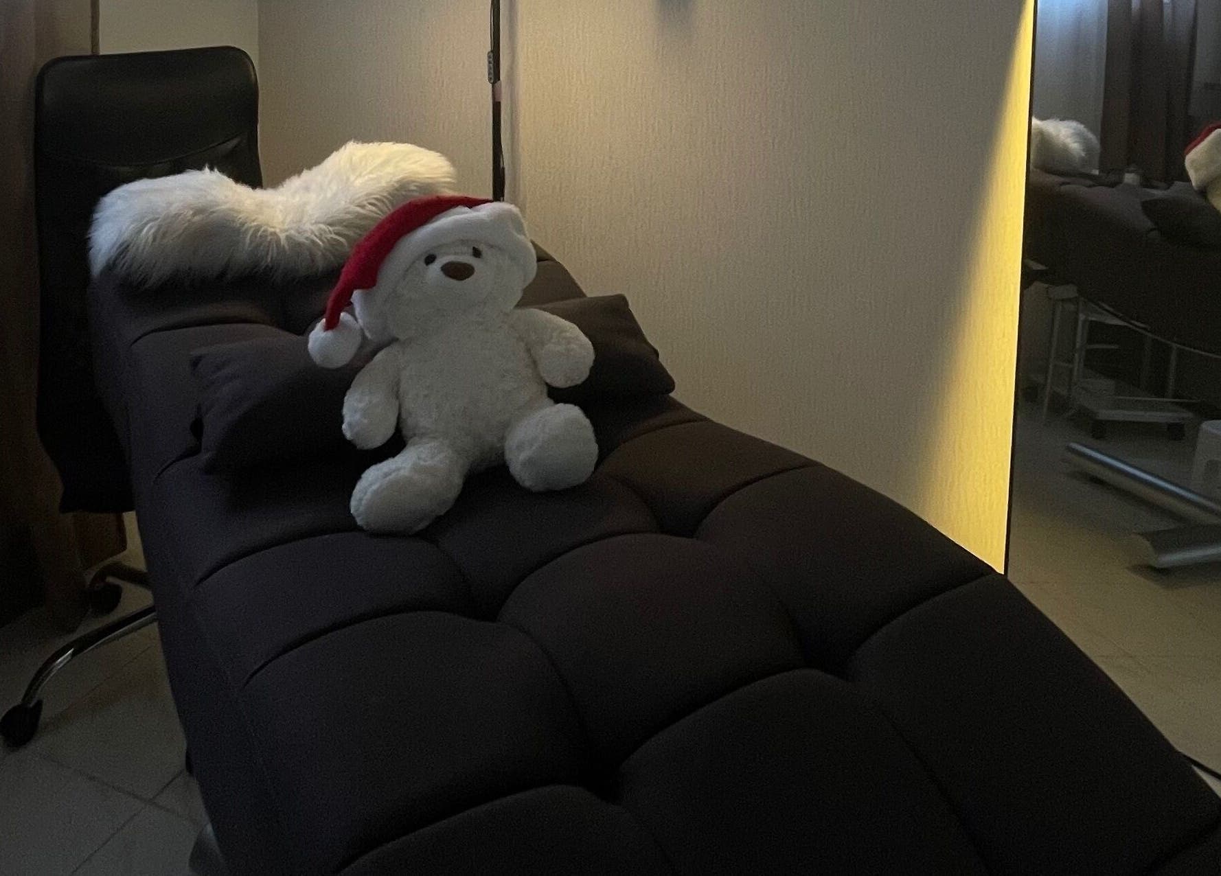 Habitación de tratamiento en O´kampo STUDIO, Pereira, Risaralda, CO, con cama y osito de peluche.