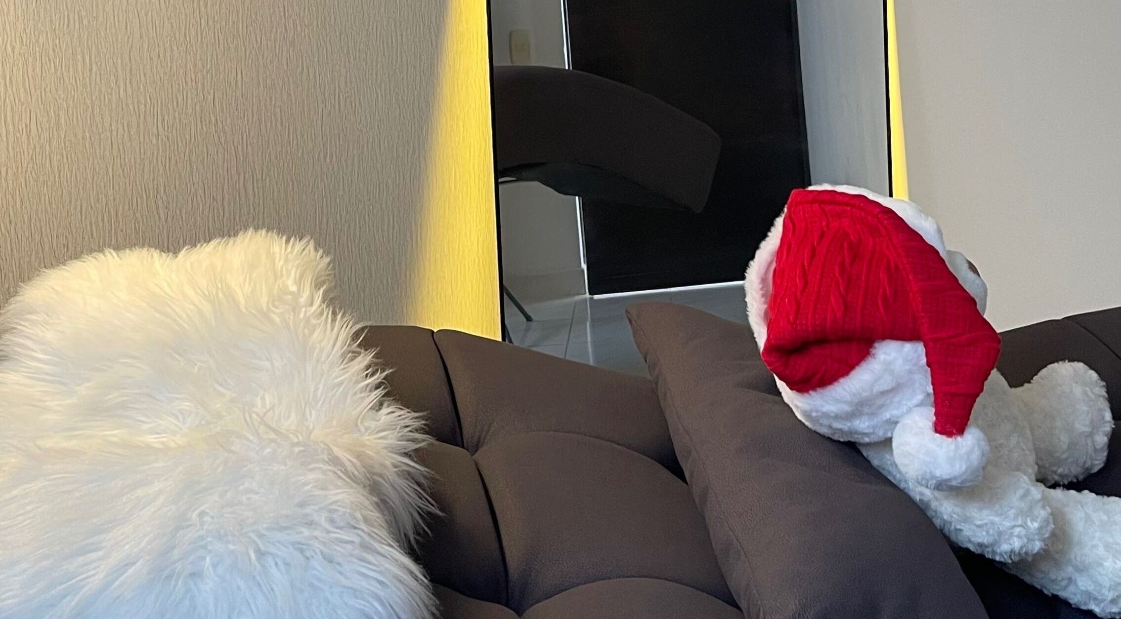 Decoración festiva en O´kampo STUDIO, Pereira, Risaralda, CO, con cojines y peluche navideño.