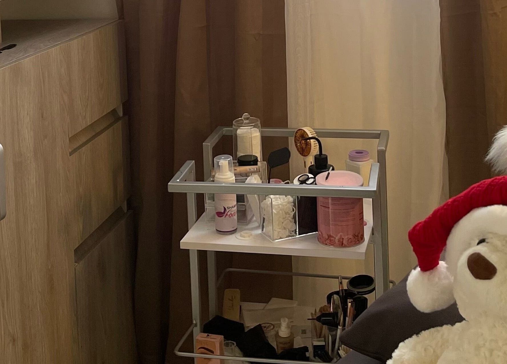 Carrito de productos de belleza en O´kampo STUDIO, Pereira, Risaralda, CO con osito decorativo.