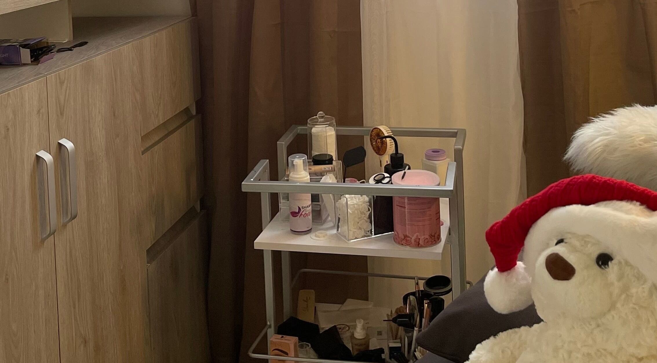 Carrito de productos de belleza en O´kampo STUDIO, Pereira, Risaralda, CO con osito decorativo.