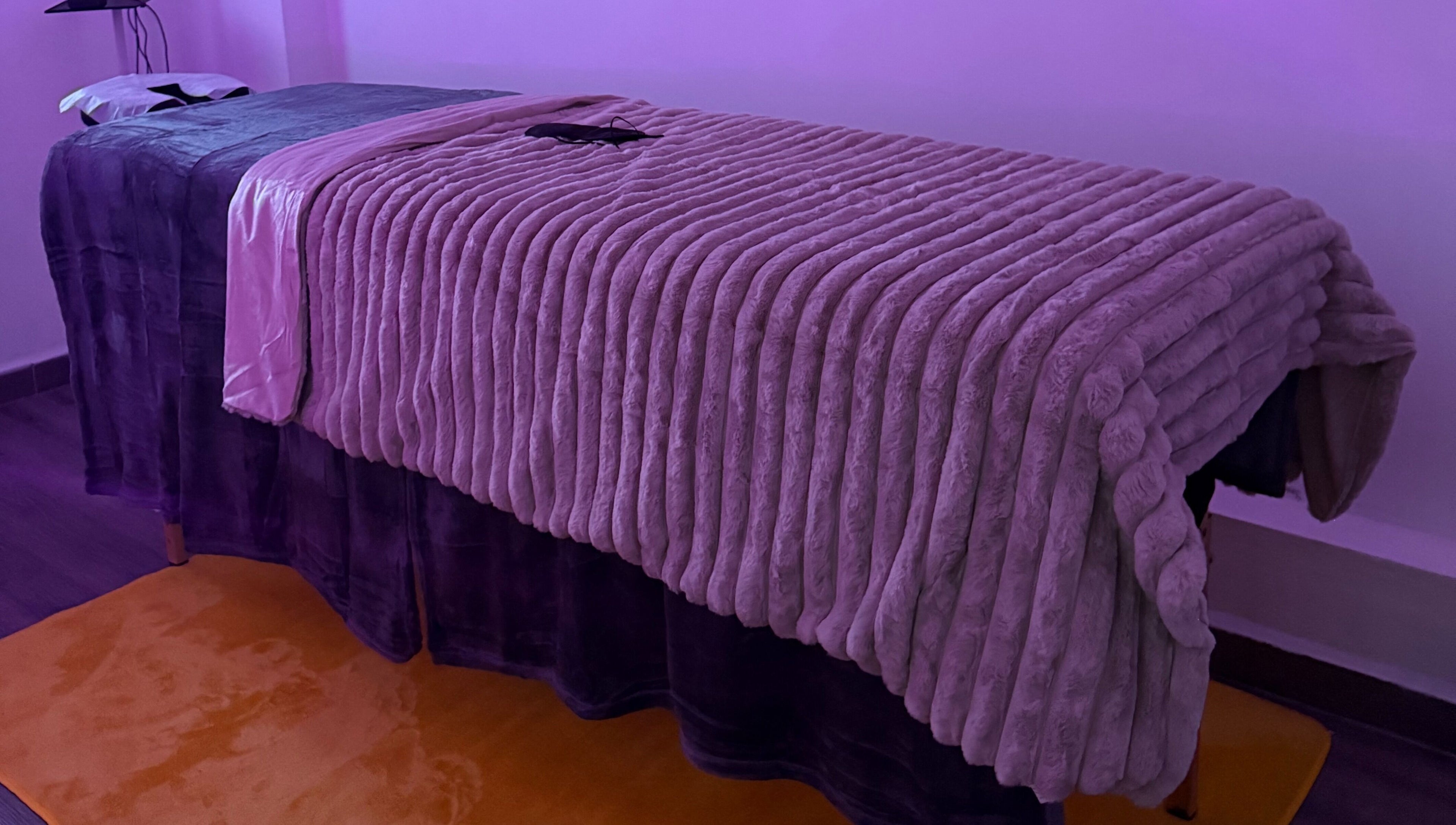 Table de massage confortable à Ti Plézi, Baie-Mahault, Guadeloupe, FR. Ambiance douce et relaxante.