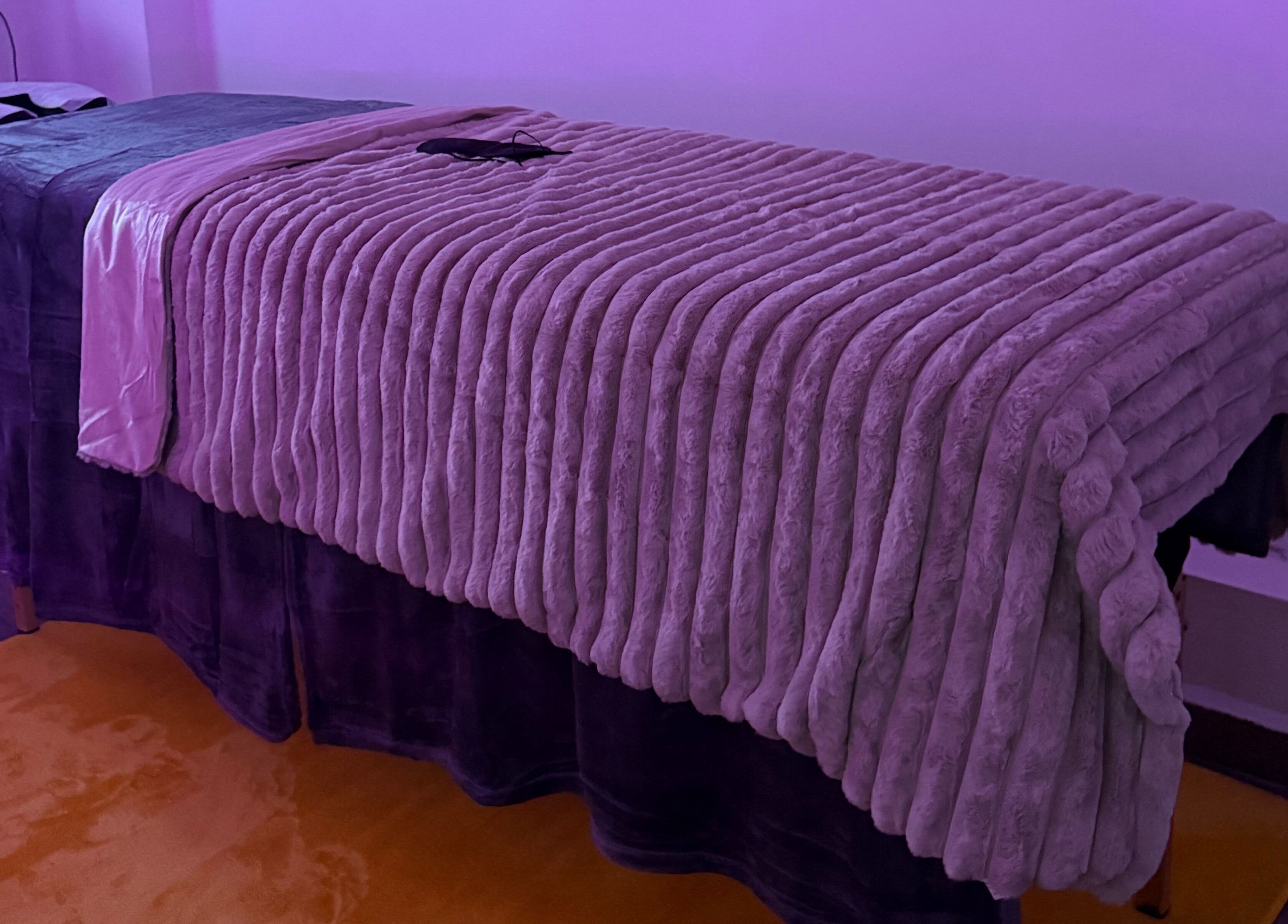 Table de massage confortable à Ti Plézi, Baie-Mahault, Guadeloupe, FR. Ambiance douce et relaxante.