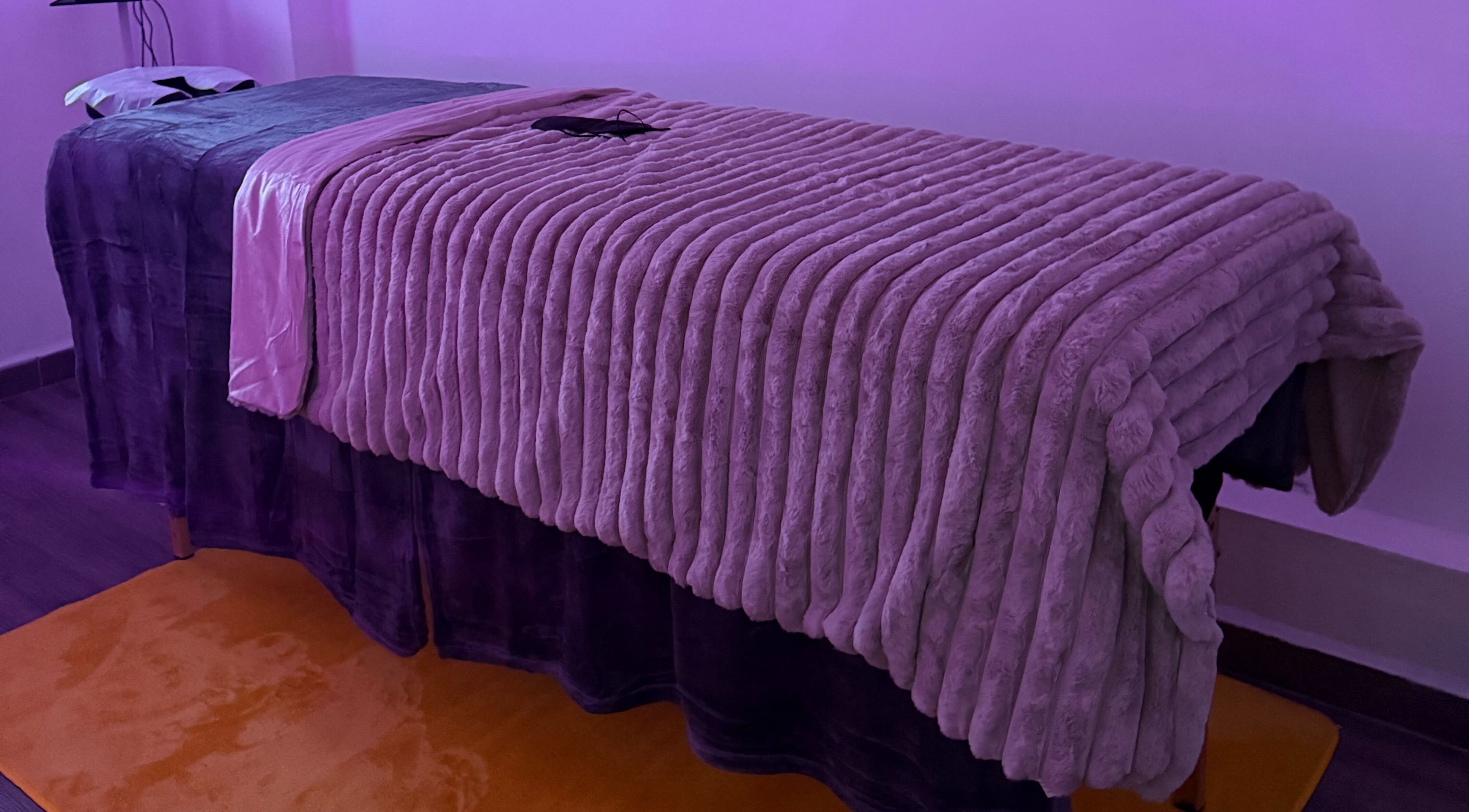 Table de massage confortable à Ti Plézi, Baie-Mahault, Guadeloupe, FR. Ambiance douce et relaxante.