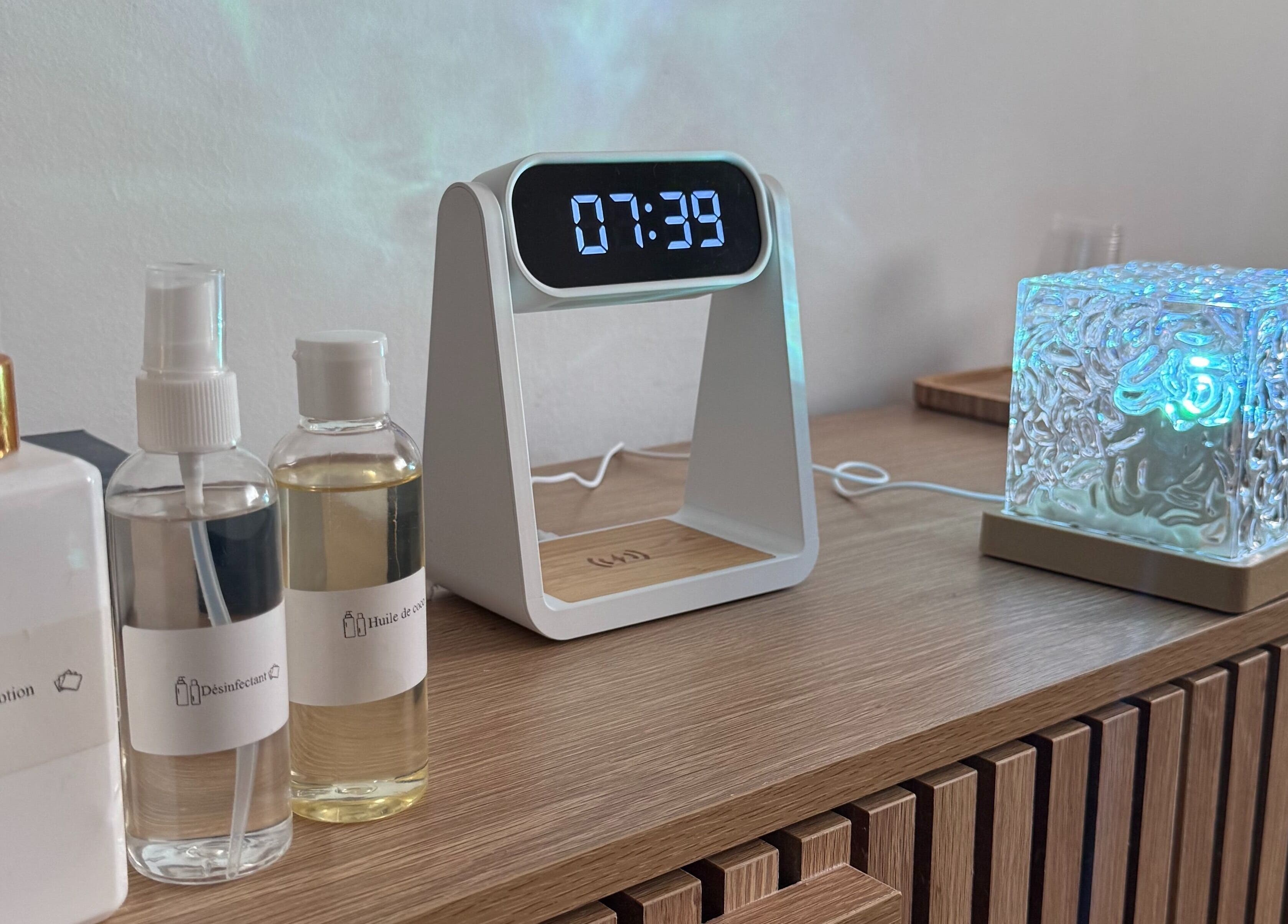 Produits de beauté et horloge moderne chez Ti Plézi, Baie-Mahault, Guadeloupe, FR.