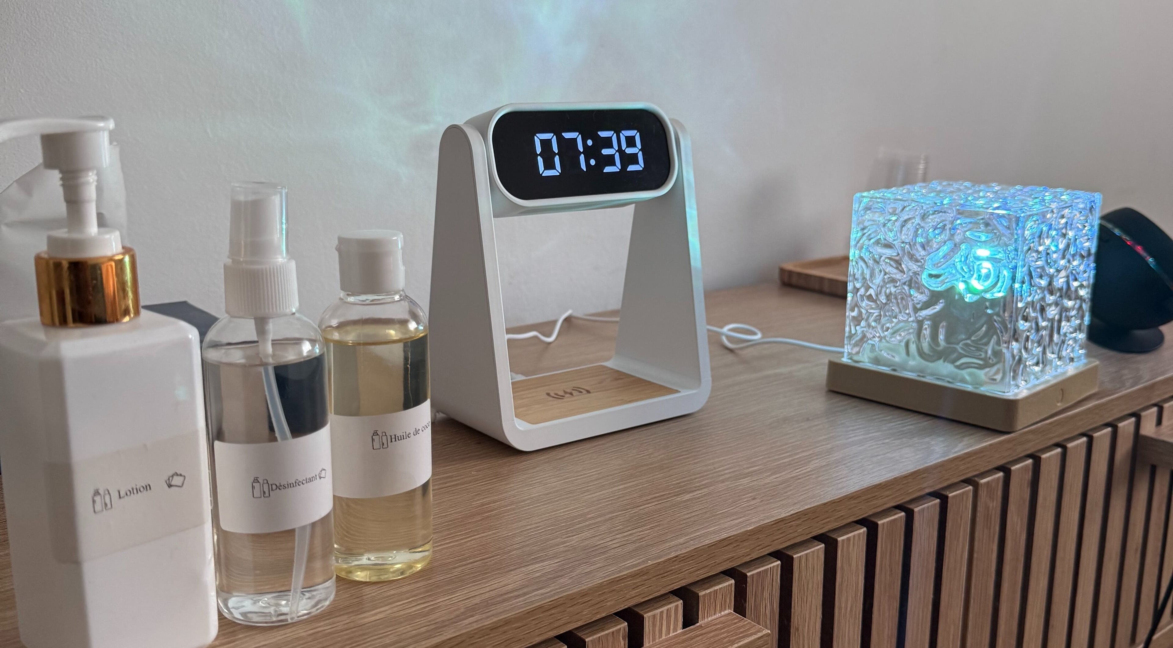 Produits de beauté et horloge moderne chez Ti Plézi, Baie-Mahault, Guadeloupe, FR.