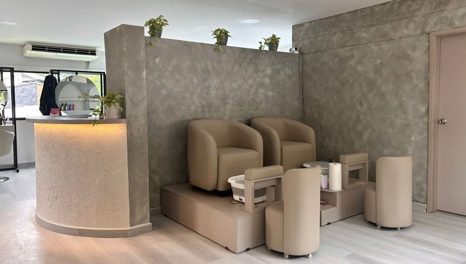 Interior moderno de RADIAN BARBER Y SALÓN en Cali, Valle Del Cauca, CO, con sillones cómodos.