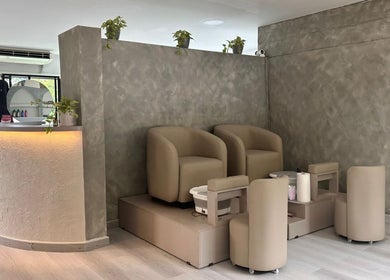 Interior moderno de RADIAN BARBER Y SALÓN en Cali, Valle Del Cauca, CO, con sillones cómodos.