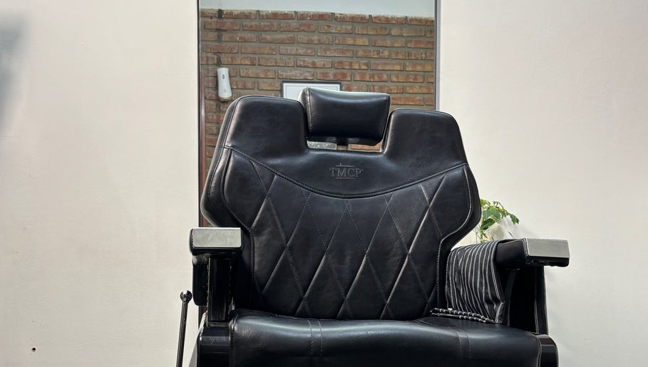 Sillón de cuero en Encon Estudio, Neuquén, Neuquén, AR, perfecto para cortes de cabello de lujo.