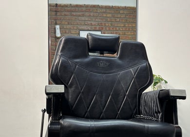 Sillón de cuero en Encon Estudio, Neuquén, Neuquén, AR, perfecto para cortes de cabello de lujo.