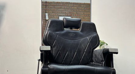 Sillón de cuero en Encon Estudio, Neuquén, Neuquén, AR, perfecto para cortes de cabello de lujo.