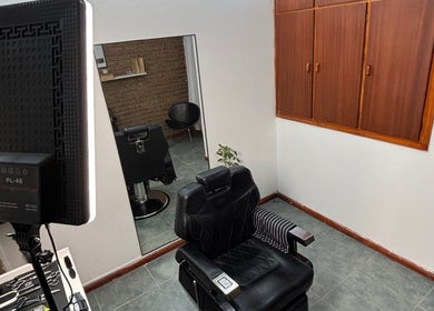 Moderna silla de estilista en Encon Estudio, Neuquén, Neuquén, AR, mostrando un ambiente elegante.