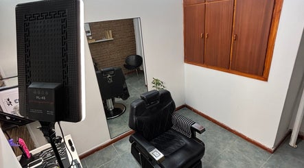 Moderna silla de estilista en Encon Estudio, Neuquén, Neuquén, AR, mostrando un ambiente elegante.