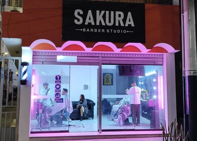 Vista nocturna de SAKURA BARBER STUDIO en Arequipa, Arequipa, PE con clientes recibiendo servicios de belleza.