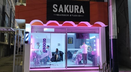 Vista nocturna de SAKURA BARBER STUDIO en Arequipa, Arequipa, PE con clientes recibiendo servicios de belleza.