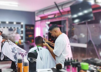 Barberos trabajando en cortes de pelo en SAKURA BARBER STUDIO, Arequipa, Arequipa, PE. Ambiente moderno y estilizado.
