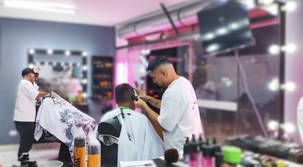 Barberos trabajando en cortes de pelo en SAKURA BARBER STUDIO, Arequipa, Arequipa, PE. Ambiente moderno y estilizado.