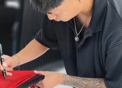 Persona creativa firmando camiseta en SAKURA BARBER STUDIO, Arequipa, Arequipa, PE. Estilo moderno y elegante.