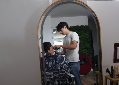 Cabeleireiro em Vitor Cutz realizando corte moderno em São João Da Madeira, Aveiro, PT.