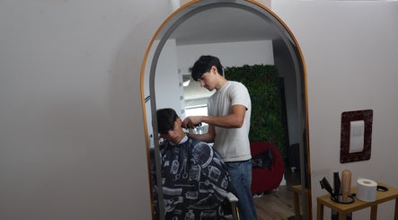 Cabeleireiro em Vitor Cutz realizando corte moderno em São João Da Madeira, Aveiro, PT.