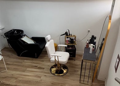 Elegante salão em Vitor Cutz, São João Da Madeira, Aveiro, PT, com cadeira de salão e espelho.