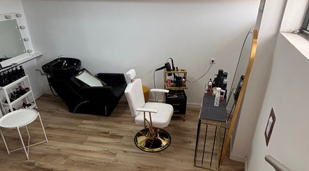 Elegante salão em Vitor Cutz, São João Da Madeira, Aveiro, PT, com cadeira de salão e espelho.