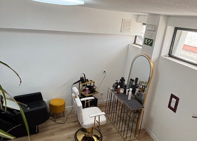 Espaço moderno em Vitor Cutz, São João Da Madeira, Aveiro, PT, com cadeira branca e espelho elegante.
