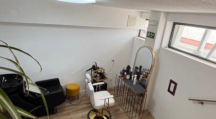 Espaço moderno em Vitor Cutz, São João Da Madeira, Aveiro, PT, com cadeira branca e espelho elegante.