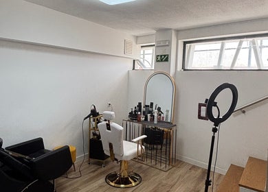 Sala de beleza moderna no Vitor Cutz, São João Da Madeira, Aveiro, PT com cadeira e espelho iluminado.