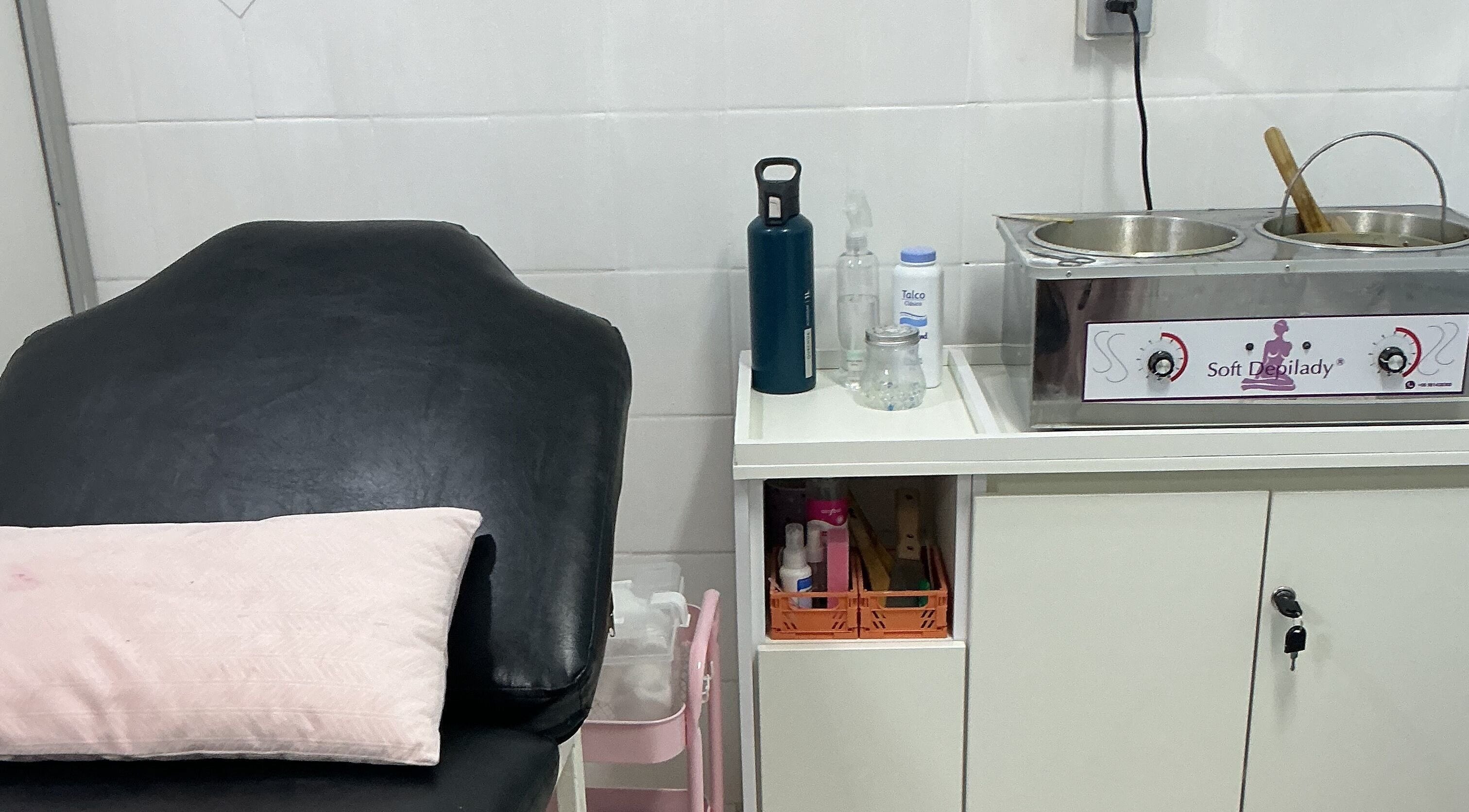 Espacio acogedor de Ale's Beauty Bar en La Florida, Región Metropolitana, CL con camilla y equipo de depilación.