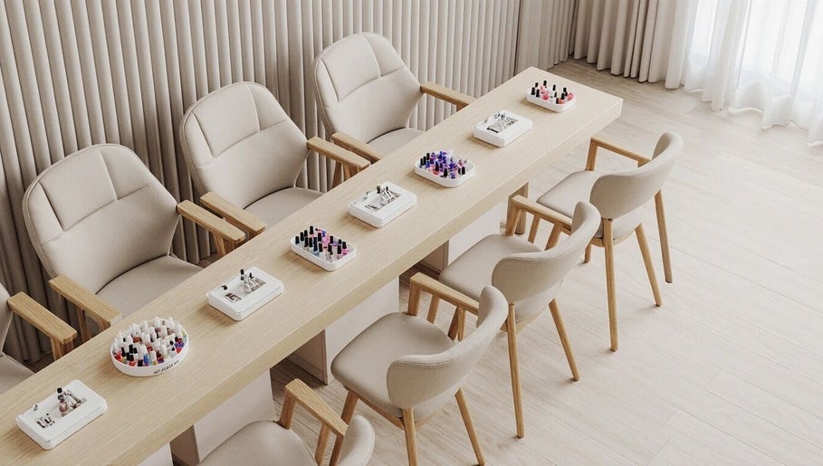 Mesa de manicura elegante en Salon Bloom, Providencia, Región Metropolitana, CL, con sillas cómodas.