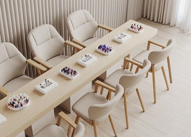 Mesa de manicura elegante en Salon Bloom, Providencia, Región Metropolitana, CL, con sillas cómodas.
