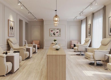 Lujoso salón en Salon Bloom, Providencia, Región Metropolitana, CL, con sillones beige y arte en paredes.
