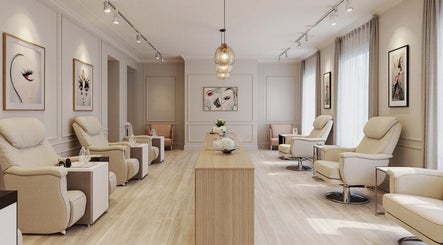 Lujoso salón en Salon Bloom, Providencia, Región Metropolitana, CL, con sillones beige y arte en paredes.