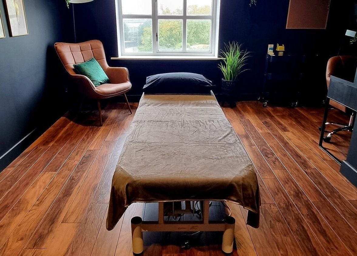 Cozy treatment room at Recovery Room Portadown, Portadown, Northern Ireland, GB with modern decor and relaxing ambiance.