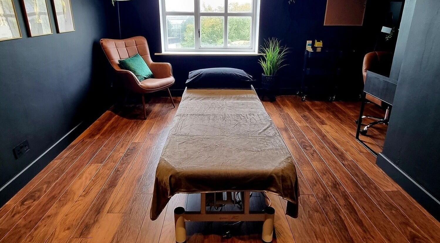 Cozy treatment room at Recovery Room Portadown, Portadown, Northern Ireland, GB with modern decor and relaxing ambiance.