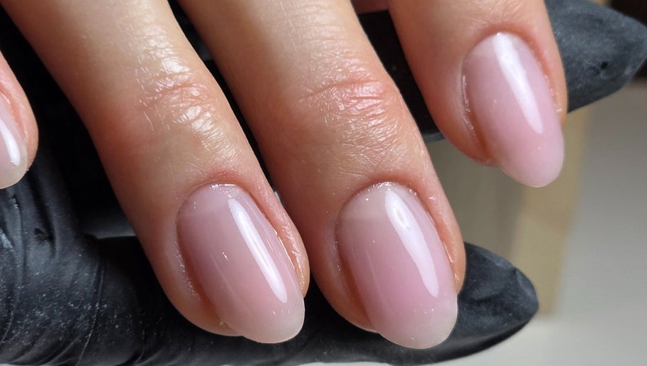 Elegante Maniküre bei Velvet Atelier, Basel, Basel-stadt, CH, zeigt perfekt gepflegte Nägel.