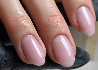 Elegante Maniküre bei Velvet Atelier, Basel, Basel-stadt, CH, zeigt perfekt gepflegte Nägel.