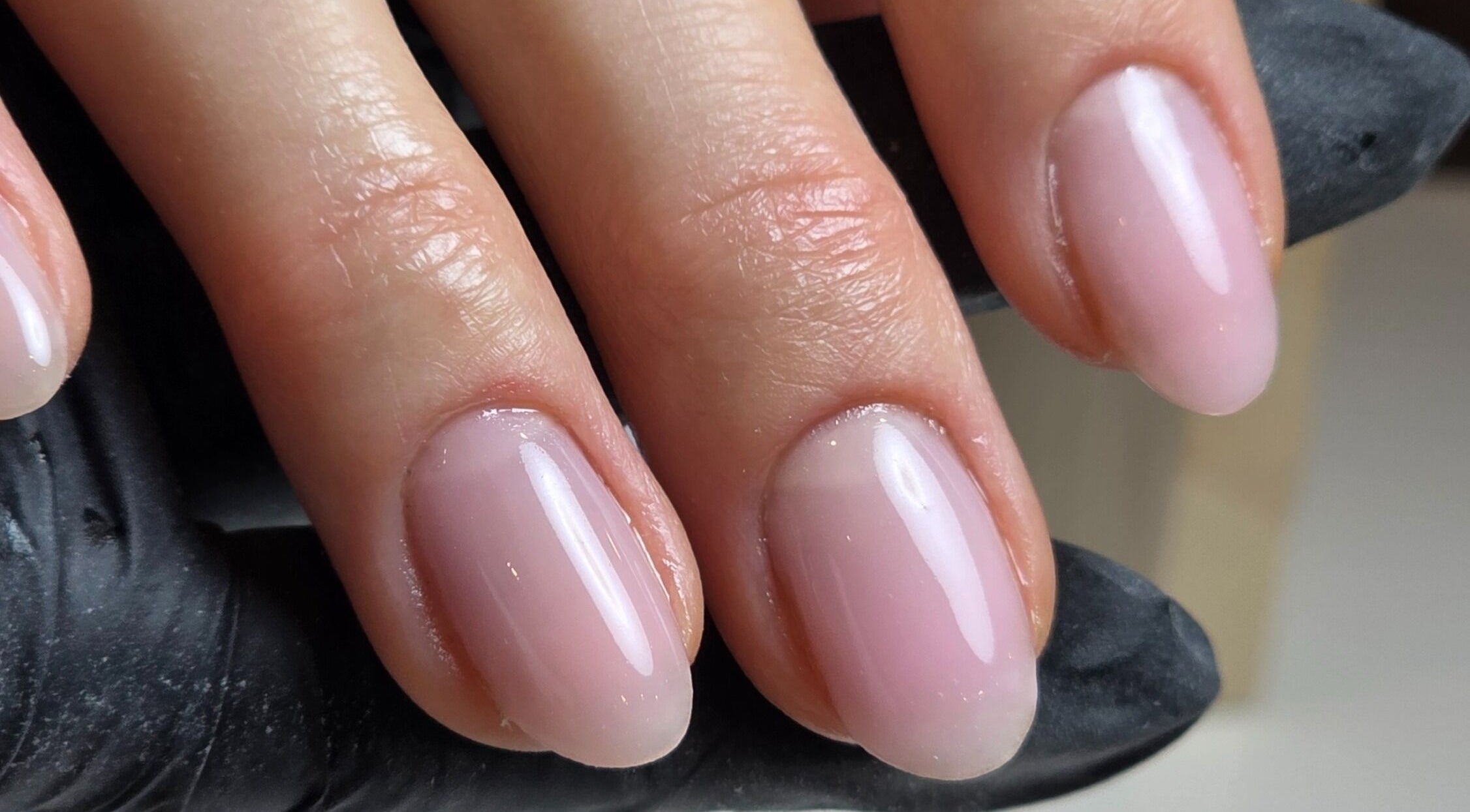 Elegante Maniküre bei Velvet Atelier, Basel, Basel-stadt, CH, zeigt perfekt gepflegte Nägel.