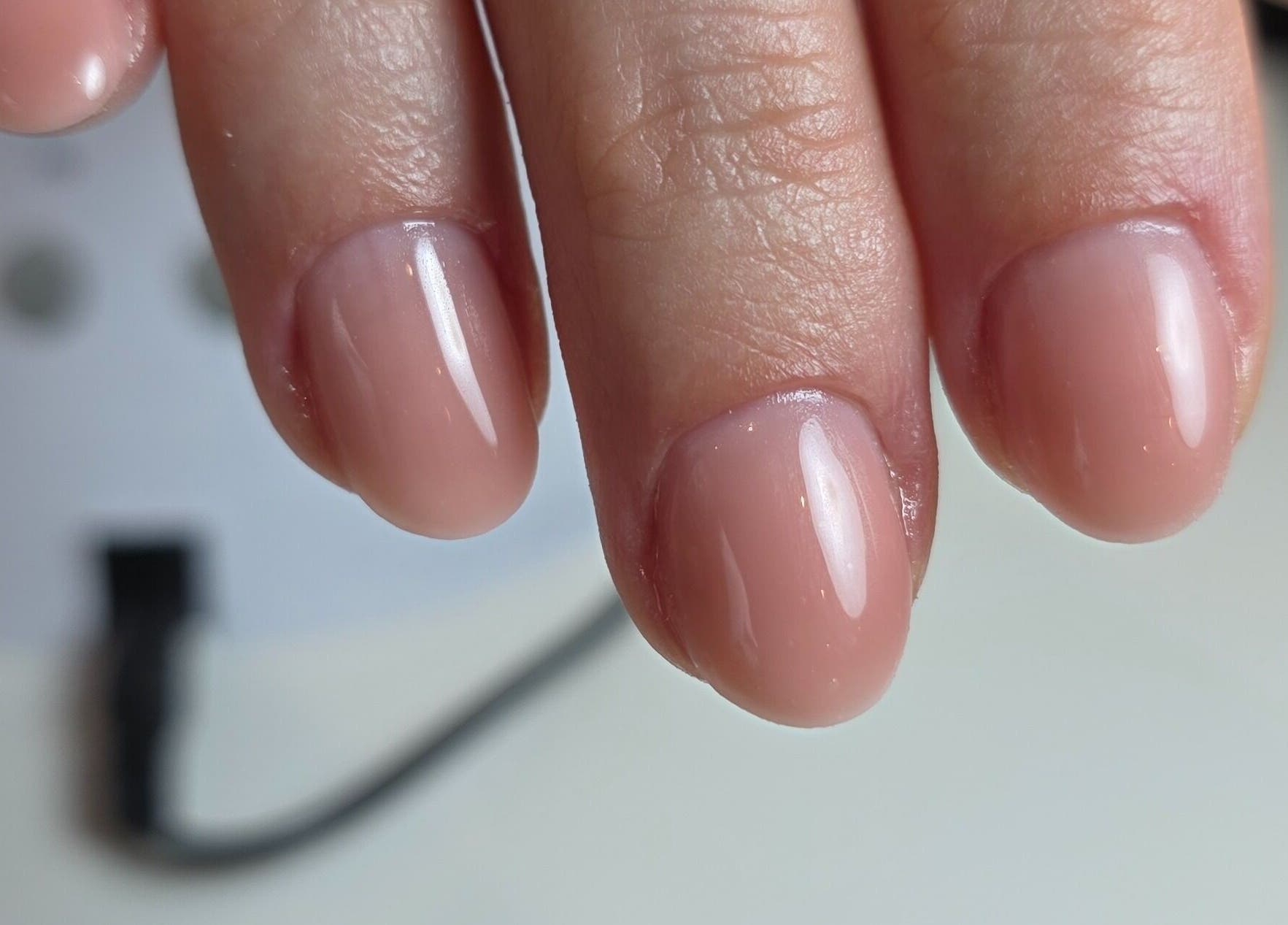 Elegante Maniküre bei Velvet Atelier, Basel, Basel-stadt, CH. Natürlicher Glanz und gepflegte Fingernägel.