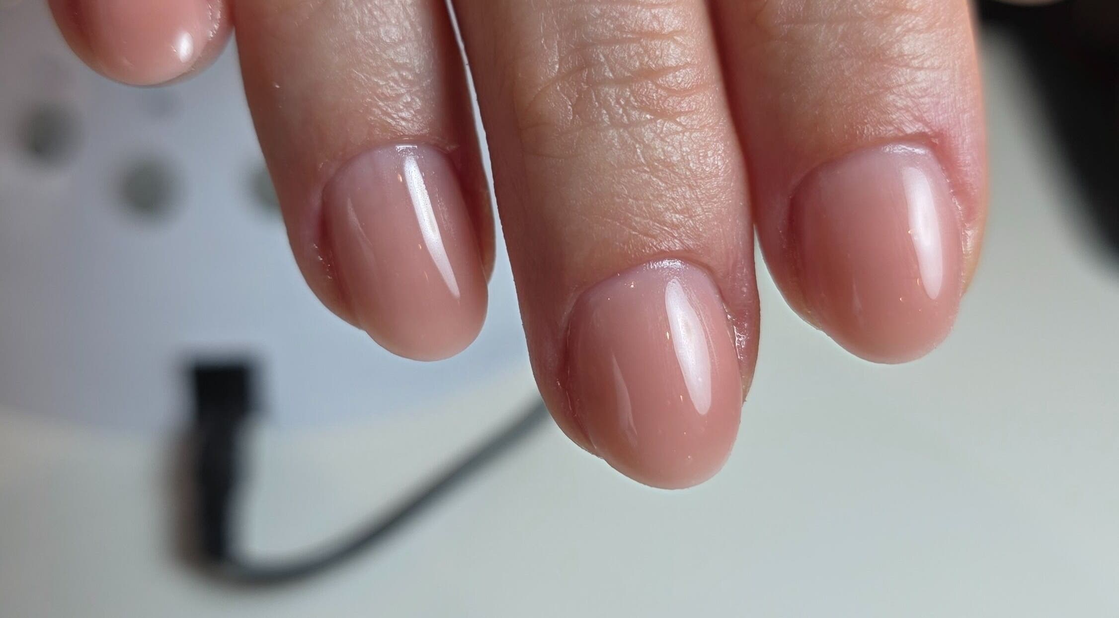 Elegante Maniküre bei Velvet Atelier, Basel, Basel-stadt, CH. Natürlicher Glanz und gepflegte Fingernägel.