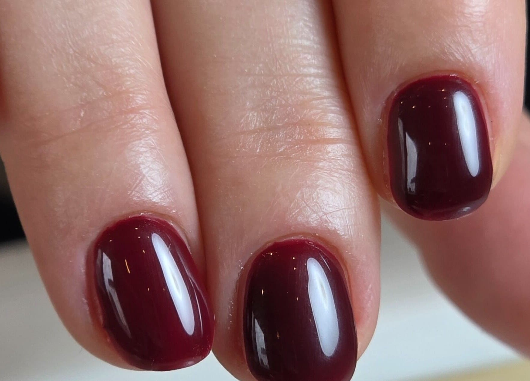 Perfekte bordeauxrote Maniküre bei Velvet Atelier in Basel, Basel-stadt, CH.