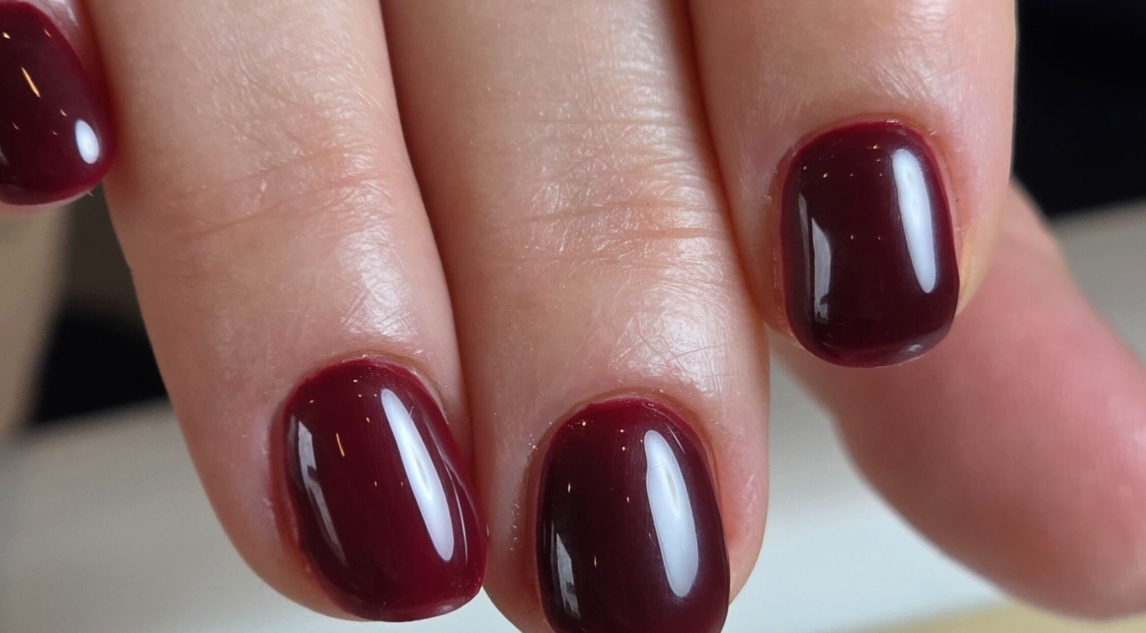 Perfekte bordeauxrote Maniküre bei Velvet Atelier in Basel, Basel-stadt, CH.