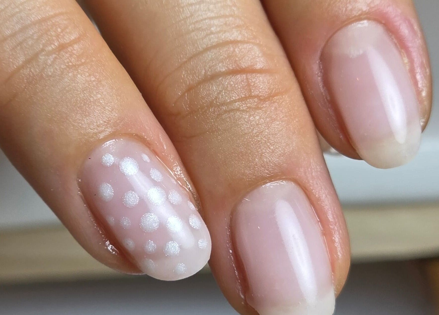 Elegante Perlenmaniküre bei Velvet Atelier, Basel, Basel-stadt, CH, ideal für ein stilvolles Aussehen.