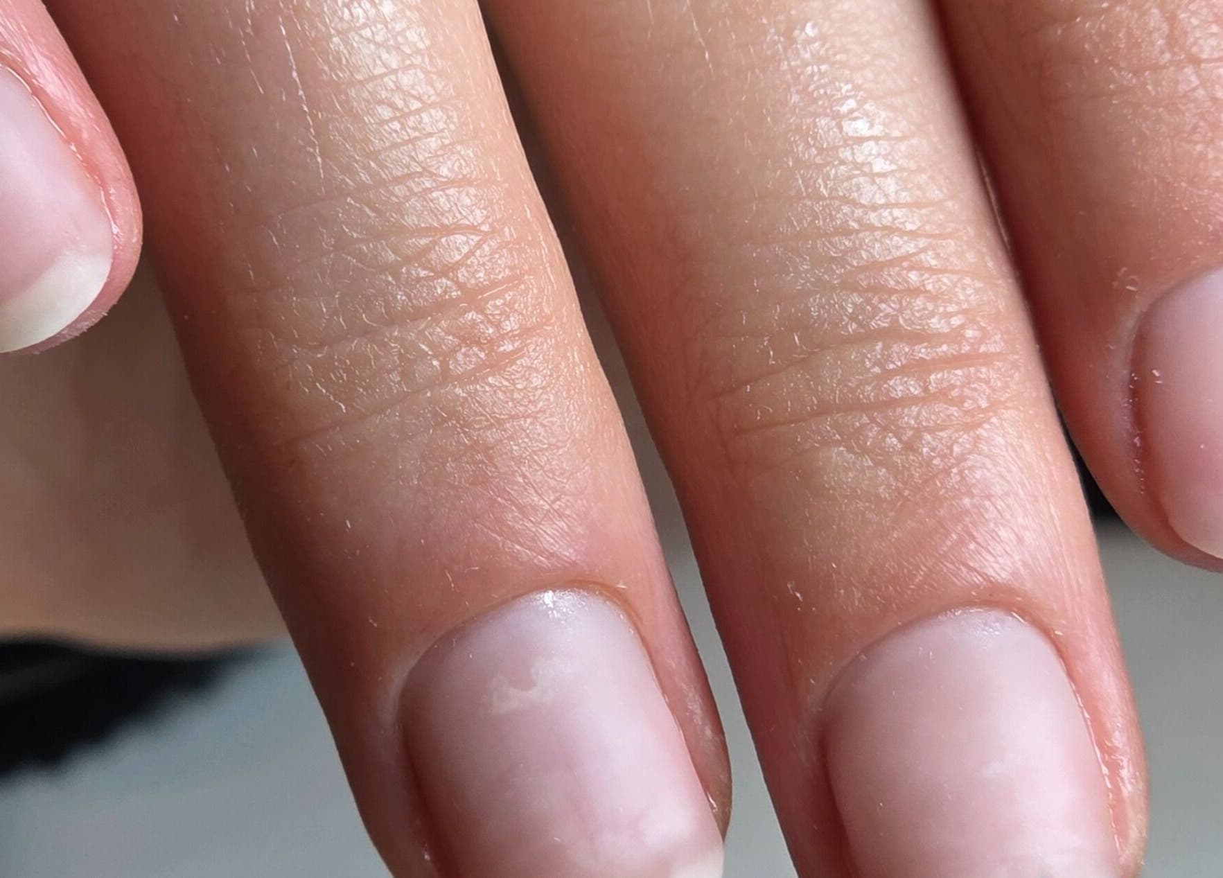 Nahaufnahme von gepflegten, natürlichen Nägeln, angeboten bei Velvet Atelier in Basel, Basel-stadt, CH.